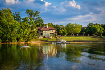 Fototapeta na wymiar House on the shore of Lake Norman, in Cornelius, North Carolina.