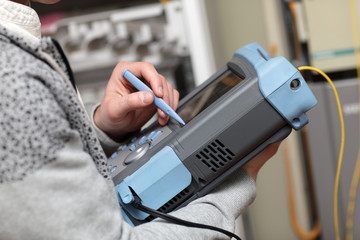 Adjustment of fibre optic analyser