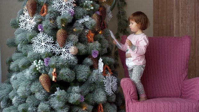 The family decorates Christmas tree
