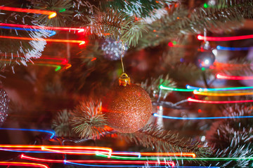 Decorazioni di Copodanno sull'albero e luci colorati