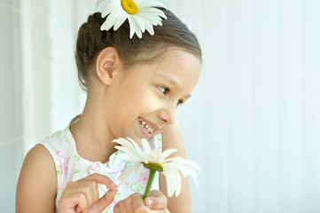 Obraz na płótnie Canvas Little girl with dasies flowers