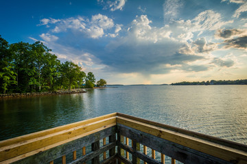 Obraz premium Pier and dramatic sky over Lake Norman, at Ramsey Creek Park in