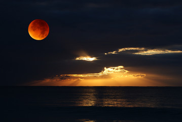 Sonnenaufgang und Blutmond