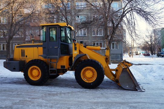 Трактор желтый с ковшом