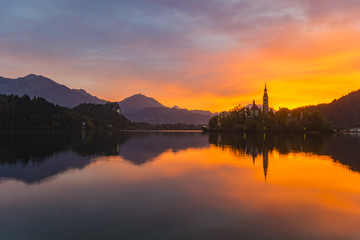 Fototapeta na wymiar beautiful sunrise on the lake bled
