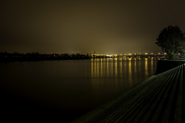 Fototapeta premium Brücke über den Rhein bei Mainz in der Nacht