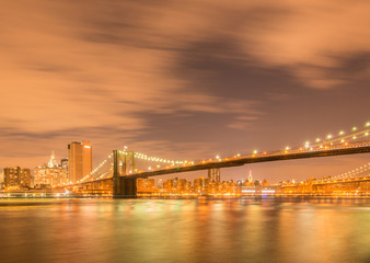 Fototapeta premium Nocny widok na Manhattan i Brooklyn Bridge