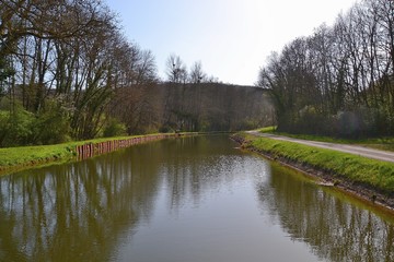 Fototapeta na wymiar Canal du Nivernais en Bourgogne
