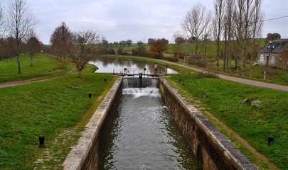 Fototapeta na wymiar Canal de la Nièvre