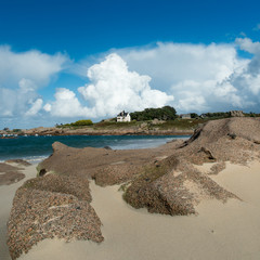 Sturmwolken im späten Sommer über der Küste, Tregastel, Bretagne, Frankreich