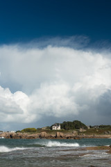 Sturmwolken im späten Sommer über der Küste, Tregastel, Bretagne, Frankreich