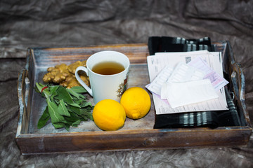 Tablett mit Tee, Salbei, Zitronen, Ingwer, Krankmeldung, Schal