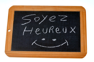 Obraz premium Soyez heureux écrit sur une ardoise