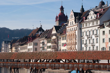 Svizzera, 08/12/2016: lo skyline della città medievale di Lucerna con vista del famoso Ponte della Cappella, il ponte pedonale coperto in legno che attraversa il fiume Reuss