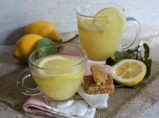 Zwei Tassen mit frisch gepressten Zitronensaft 