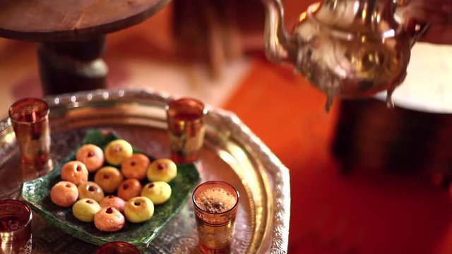 Cette vid&eacute;o traite de pr&eacute;sentation2016servir du th&eacute; &agrave; la menthe et des p&acirc;tisseries marocaines