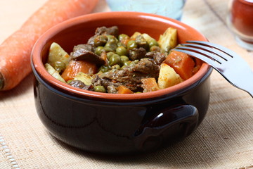 Spezzatino di carne con patate carote e piselli