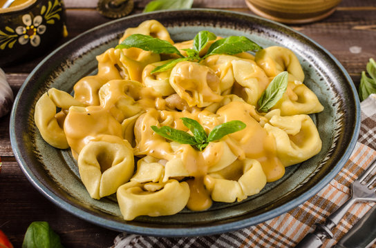 Tortellini with cheese sauce