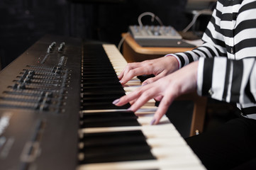 Obraz premium Hands music, synthesizer, piano