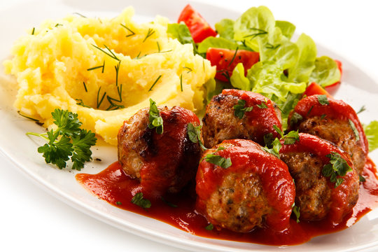 Broiled meatballs, puree and vegetables