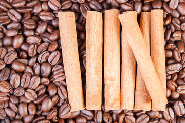Zimtstangen mit Kaffeebohnen