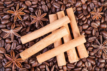 Zimtstangen mit Anissternen und Kaffeebohnen