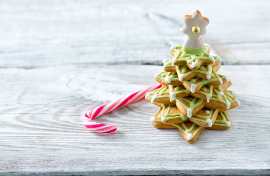 Gingerbread tree on white wooden surface