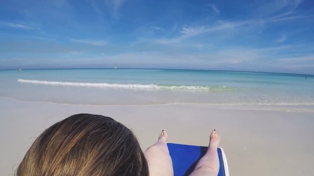 Frau sonnt sich am Karibikstrand auf Kuba Varadero