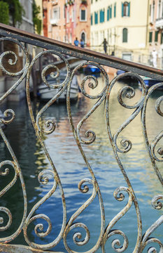 Venedig und seine Brücken mit Geländer