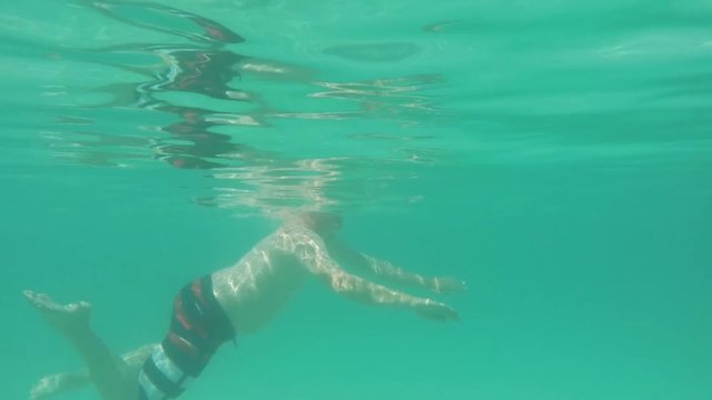 Mann schwimmt in der Karibik auf Kuba Varadero