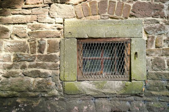Fenster an der Fassade eines historischen Gebäudes