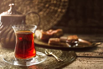 Papier Peint photo Theé Turkish tea in traditional glass on tray closeup
