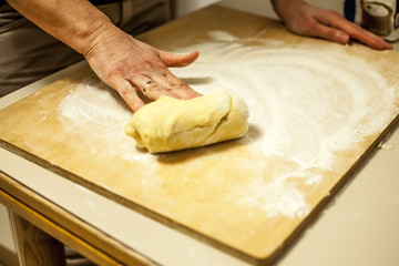 impastare a mano farina uova e zucchero per preparare l'impasto