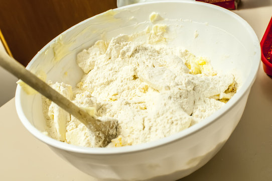 impastare a mano farina uova e zucchero per preparare l'impasto