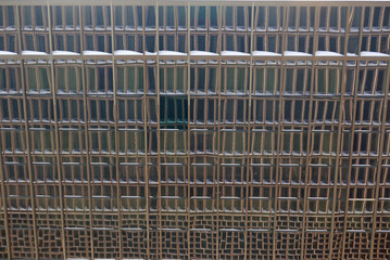 Rasterartige Fassade eines modernistischen Beton-Glasgebaeudes