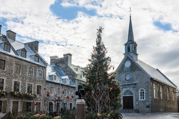 Obraz premium Place Royale (Royal Plaza) and Notre Dame des Victories Church decorated for Christmas - Quebec City, Canada