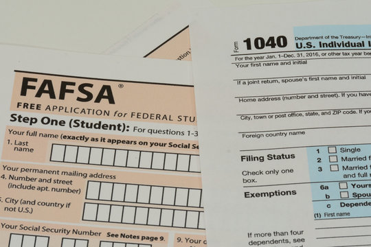 US IRS Form 1040 And FAFSA Application