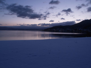 Fototapeta na wymiar 湖畔の冬景色　街の光