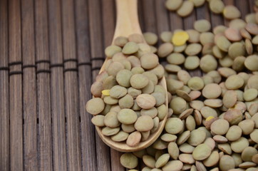 Tahta kaşıkta Yeşil mercimek