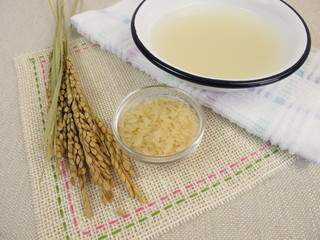 Reiswasser Badezusatz in einer Waschschüssel