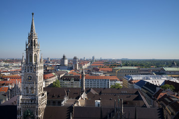 Obraz premium Blick auf das Neue Rathaus und die Stadt München