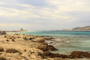 In Sardegna mare e cielo, acqua e rocce, acqua limpida, sole sull'isola.