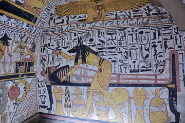 Obraz premium Wall painting and decoration of the tomb: ancient Egyptian gods and hieroglyphs in wall painting 