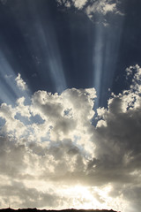  Raggi di sole tra le nuvole al tramonto.