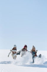 雪を蹴る子供たち