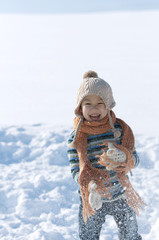 Fototapeta na wymiar 雪原で微笑む男の子