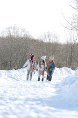 雪道を歩く子供たち