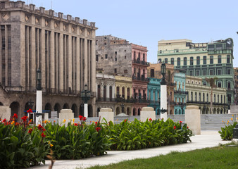 Obraz premium Famous colorful buildings and theatre in the downtown of Havana
