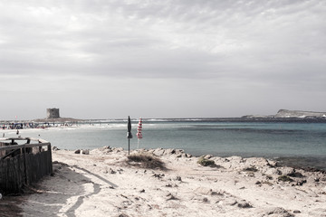 In Sardegna mare e cielo, acqua e rocce, acqua limpida, sole sull'isola.