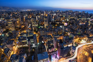Fototapeta premium Widok z lotu ptaka na Bejrut, Liban, miasto Bejrut, krajobraz miasta Bejrut